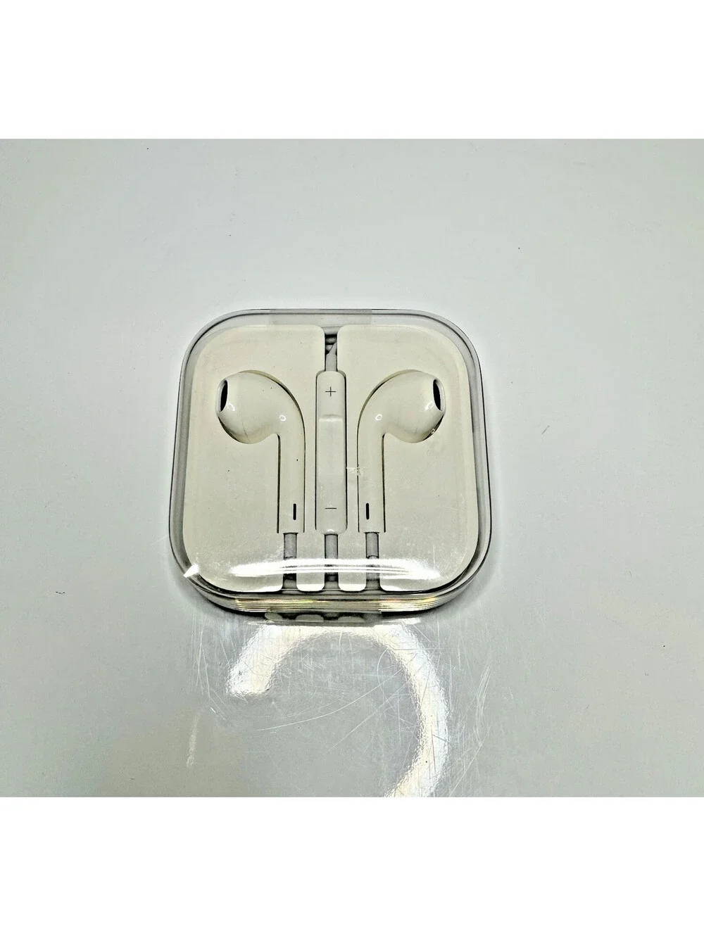 Apple EarPods 3.5mm Headphone Plug MWU53AM/A New Sealed Genuine Apple